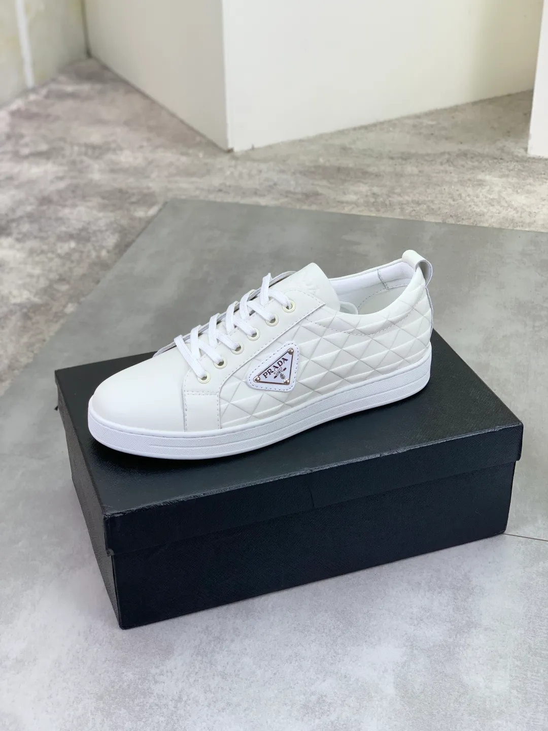 Men's Men's Shoes💰P420💰[New Style] The latest classic model of high-quality PRADA breathable and comfortable men's shoes has been launched on the official website, 1:1 replica, synchronized in Hong Kong, and on the same catwalk; all made of calfskin with breathable mesh fabric ➕Imported soft Soft and comfortable sheepskin lining, 🍡🍡original rubber outsole is non-slip and wear-resistant; comfortable to wear, attractive style, fine workmanship, and simple and neat shoe last, showing a man's courage and toughness, 👍Size: 39-44 2️⃣Color🉑️Choose